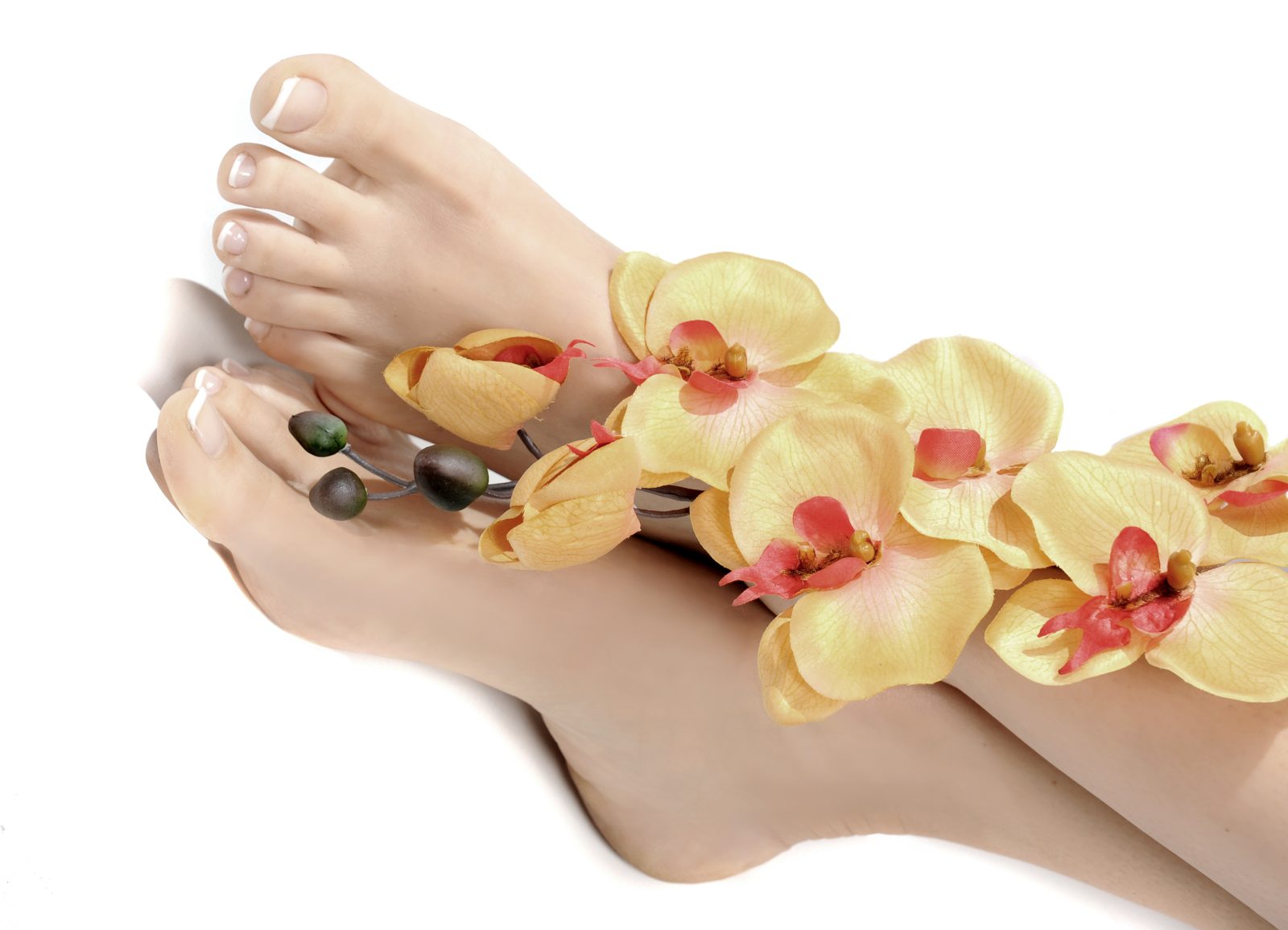 Gepflegte Füße mit Orchideenblüten