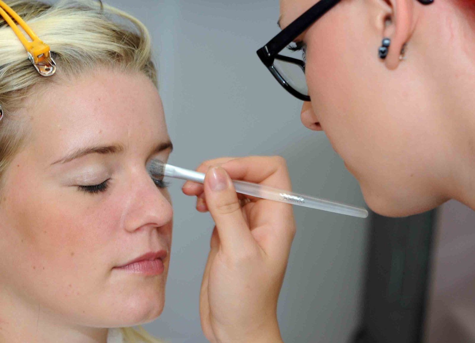 Make-up wird aufgetragen