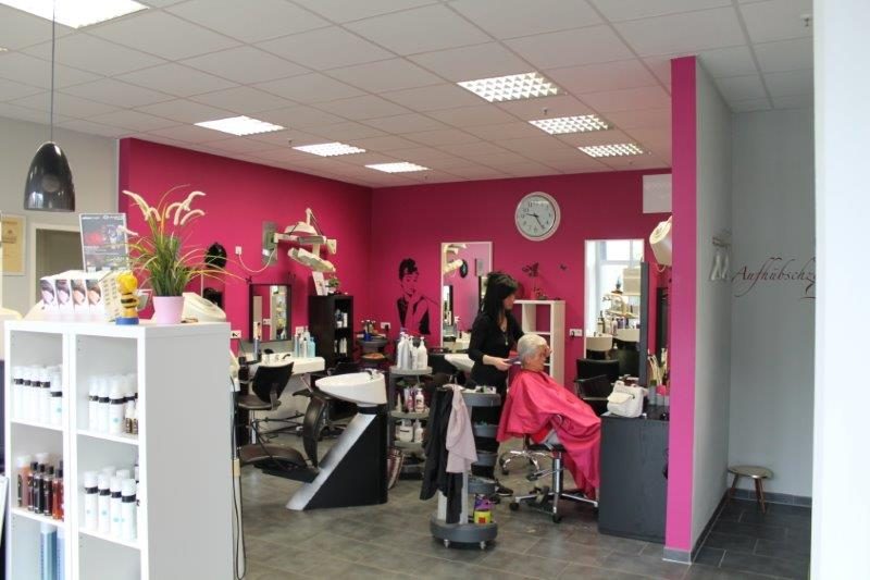 Salon Permoserstraße mit magentafarbener Wand