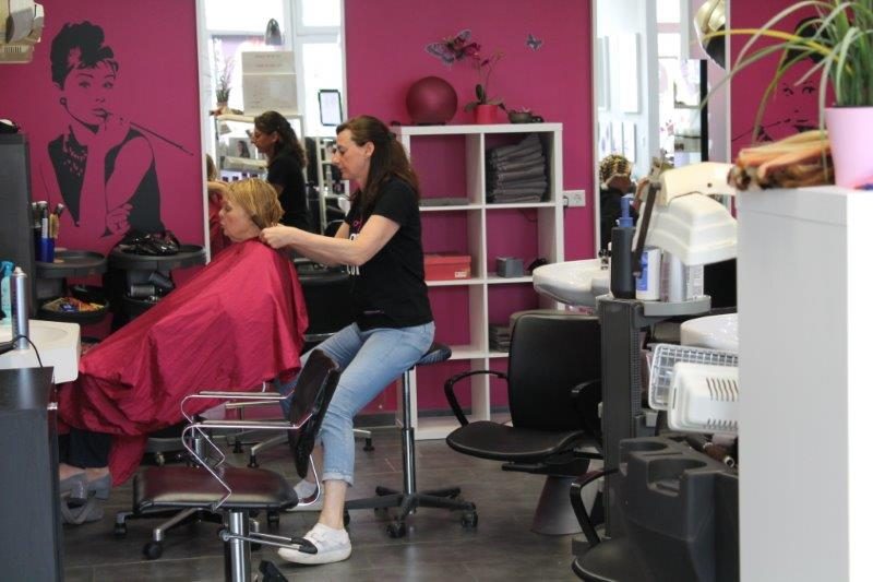 Salon Permoserstraße – Friseurin bei der Arbeit
